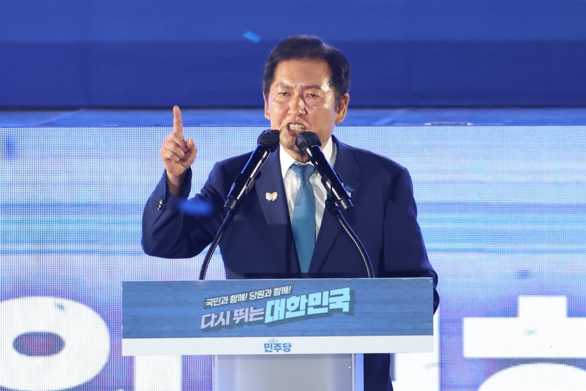 더불어민주당 정청래 신임 당대표가 2일 고양 킨텍스에서 열린 전국당원대회에서 당대표직 수락연설을 하고 있다. 사진=연합뉴스