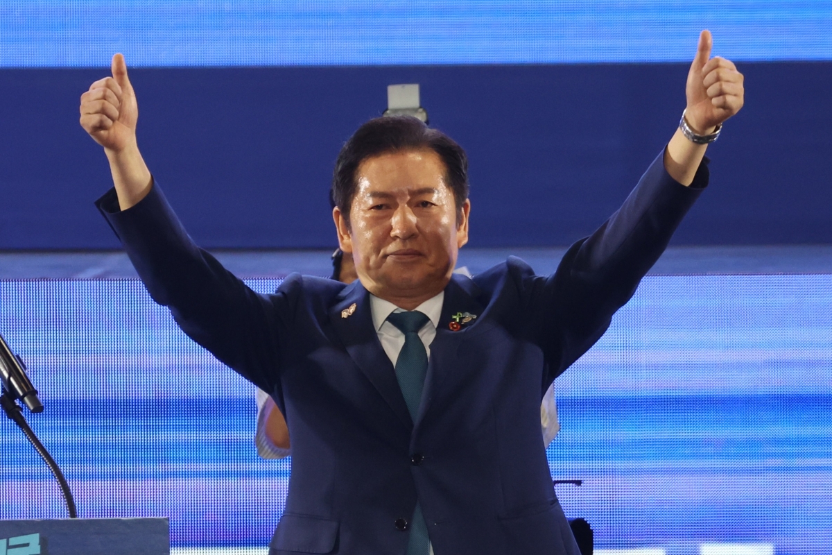 더불어민주당 정청래 신임 당대표가 2일 고양 킨텍스에서 열린 전국당원대회에서 당대표직 수락연설을 마친 뒤 인사하고 있다. 사진=연합뉴스
