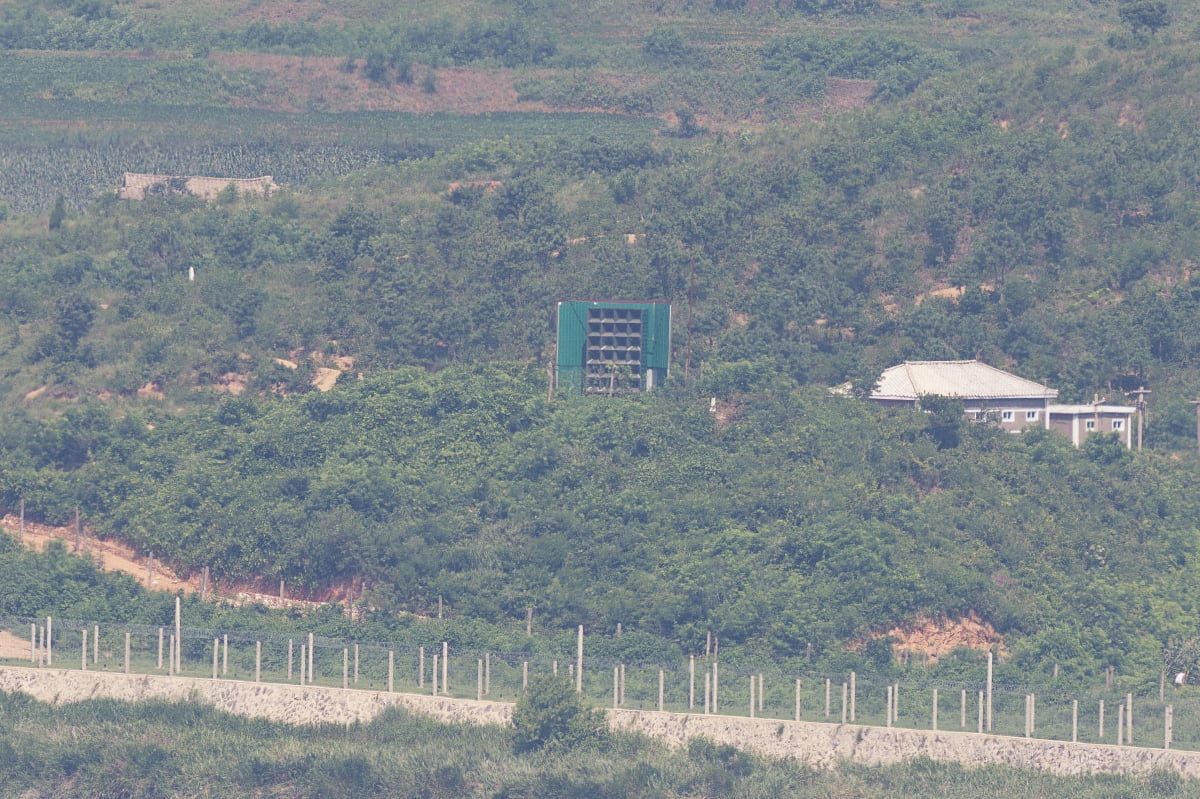  경기도 파주시 접경지역에서 바라본 북한 임진강변 초소에 대남 확성기가 평소처럼 설치되어 있다. 사진=연합뉴스