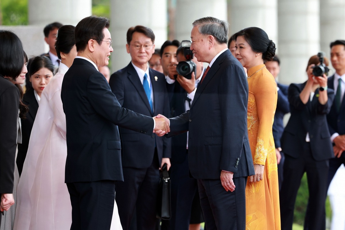  이재명 대통령이 11일 서울 용산 대통령실 청사에서 국빈 방문한 또 럼 베트남 당 서기장 부부를 맞이하며 악수하고 있다. 사진=대통령실통신사진기자단