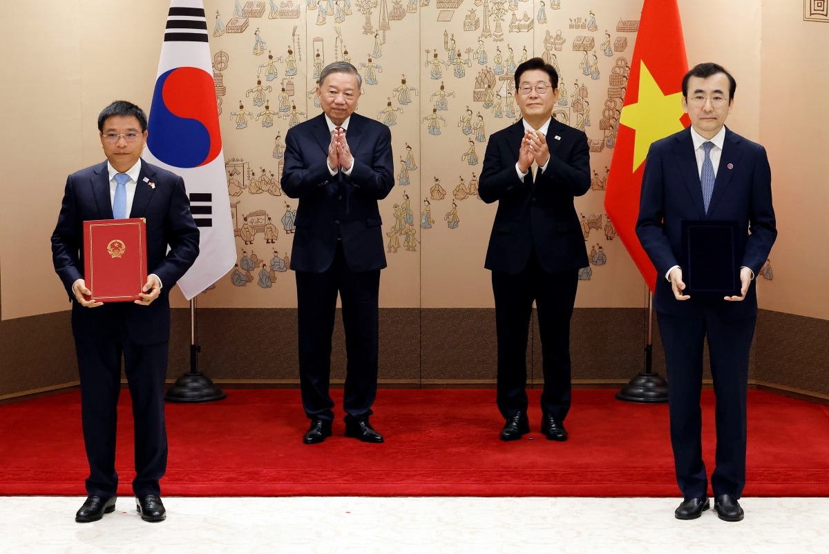 이세훈 금융감독원장 대행과 응우옌 반 탕 베트남 재무부 장관이 11일 서울 용산 대통령실 청사에서 이재명 대통령과 또 럼 베트남 당 서기장이 임석한 가운데 열린 양해각서(MOU) 서명식에서 금융감독당국 간 협력 MOU에 서명 뒤 기념촬영을 하고 있다. 사진=대통령실통신사진기자단