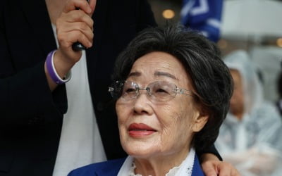 폭우 속 이용수 할머니의 외침 "위안부 피해자 보호법 개정하라"
