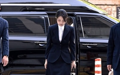 [속보] 검찰, 김건희 '경력 조작 의혹' 불기소…"공소시효 지나"