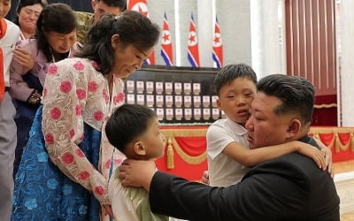 전사자 초상 쓰다듬고 눈물로 유족 포옹…김정은, 파병군 표창