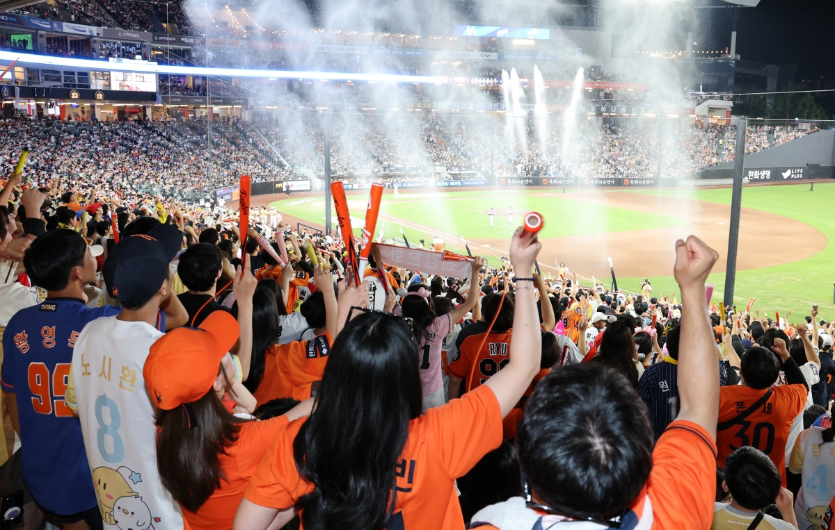  대전 한화생명볼파크에서 열린 '2025 신한 SOL Bank KBO 올스타전'에서 야구팬들이 열띤 응원을 펼치고 있다. 사진=뉴스1