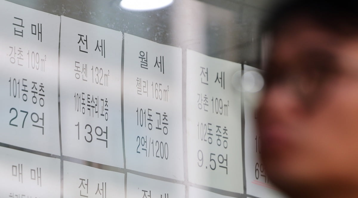 서울의 한 공인중개사사무소에 아파트 매매 및 전세 매물 시세가 게시돼 있다. 사진=뉴스1