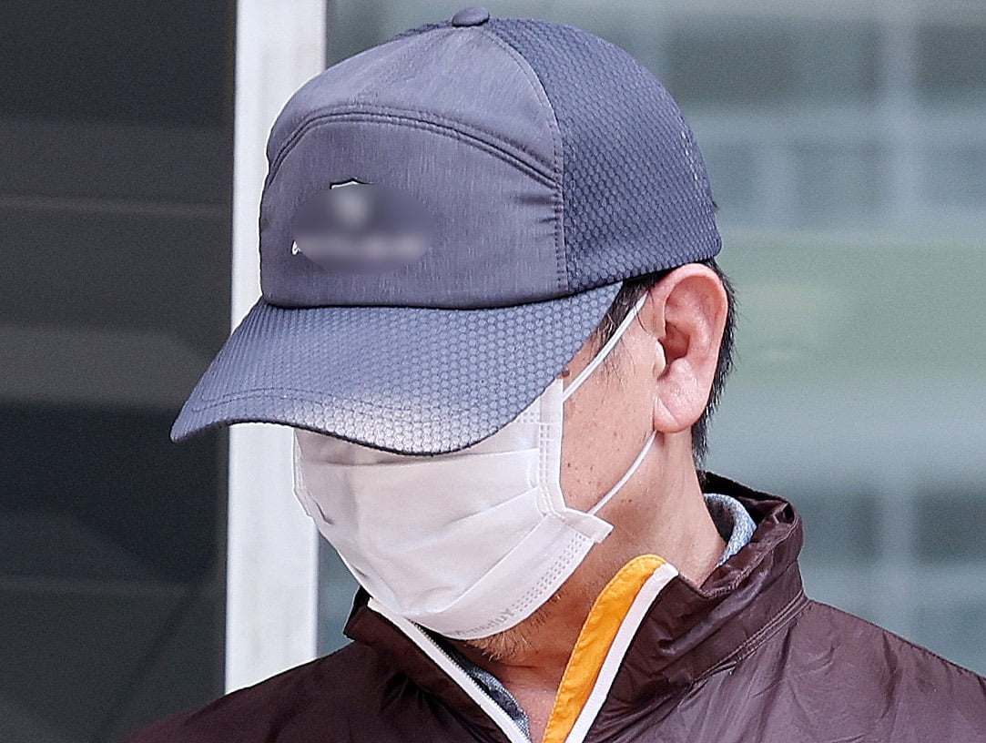 인천 사제 총기 살해 사건 피의자 A씨(62·남)가 지난달 30일 오전 인천논현경찰서에서 검찰로 송치되고 있다. /사진=뉴스1