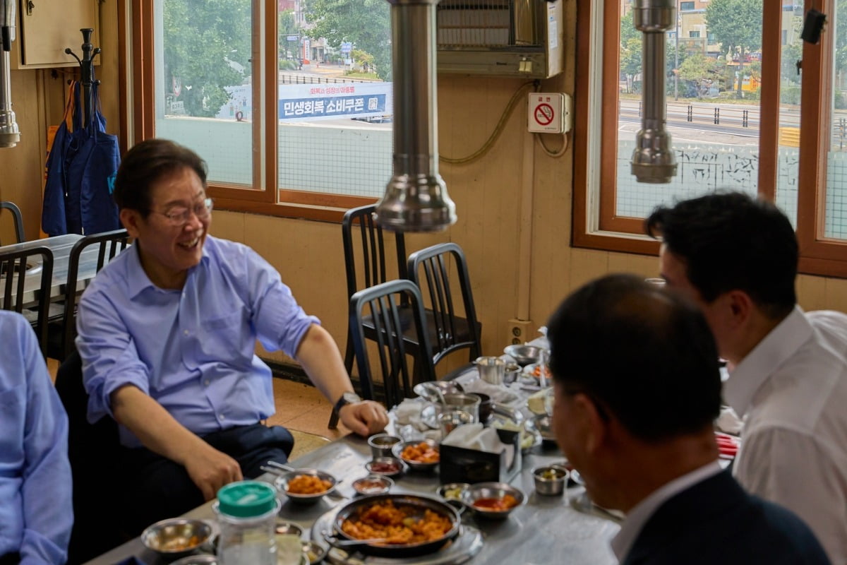 이재명 대통령이 지난 31일 서울 용산 대통령실 인근 식당에서 강훈식 비서실장을 비롯한 참모진들과 점식식사를 하고 있다. 사진=뉴스1