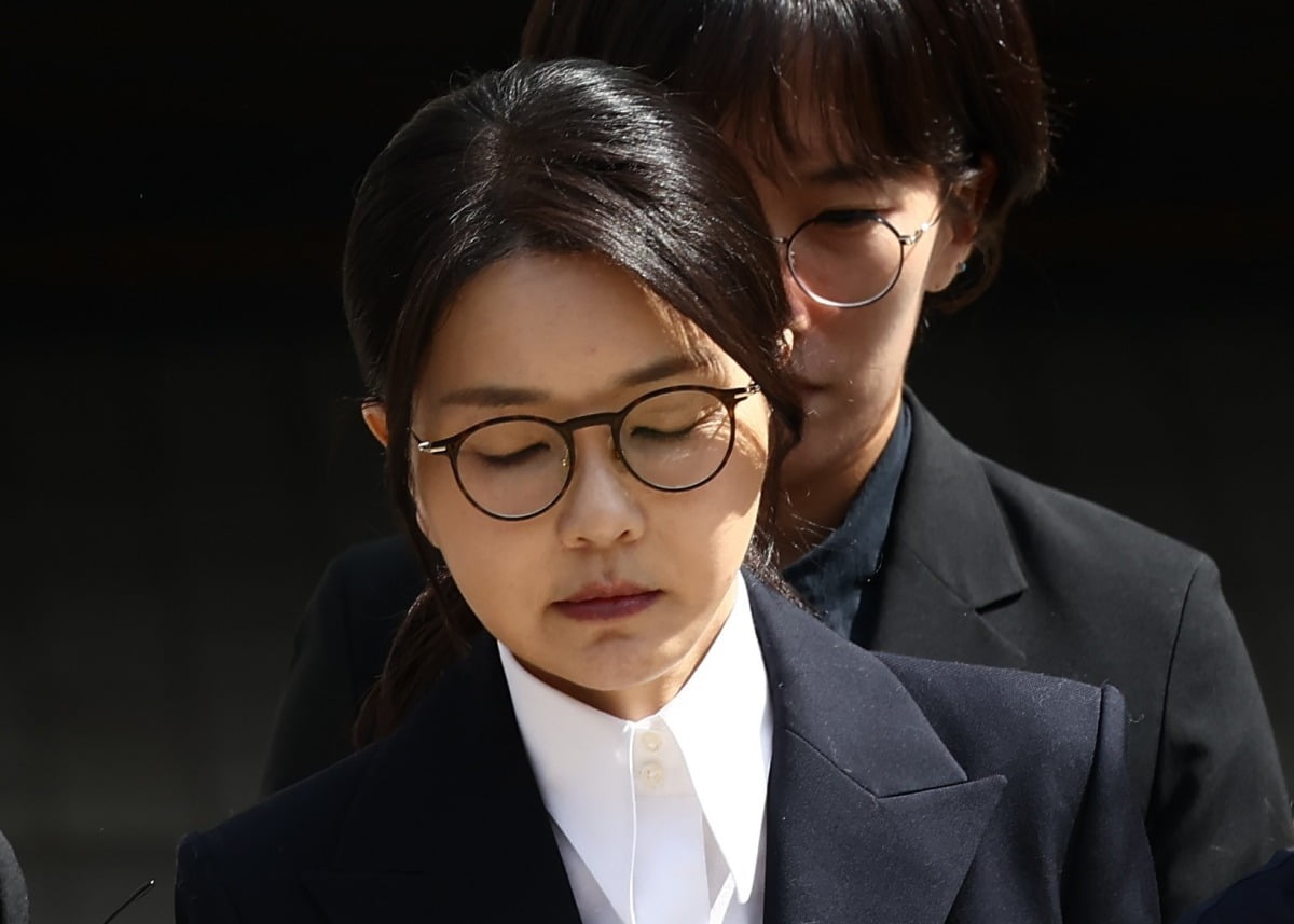 윤석열 전 대통령 부인 김건희 여사가 12일 오후 서울 서초구 서울중앙지법에서 열린 구속 전 피의자 심문(영장실질심사)를 마치고 나오고 있다. 사진=뉴스1