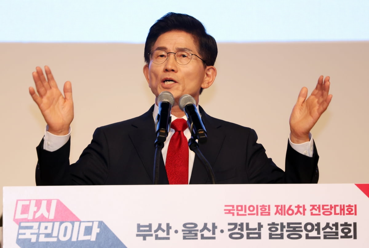 김문수 국민의힘 당대표 후보가 12일 오후 부산 해운대구 벡스코 오디토리움에서 열린 국민의힘 제6차 전당대회 부산·울산·경남 합동연설회에서 정견발표를 하고 있다./ 사진=뉴스1