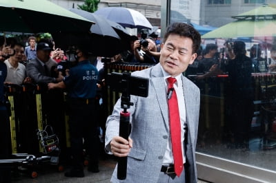 與 "전한길에 공천 청탁? 보수 품격 무너져…그림자 벗어나야"