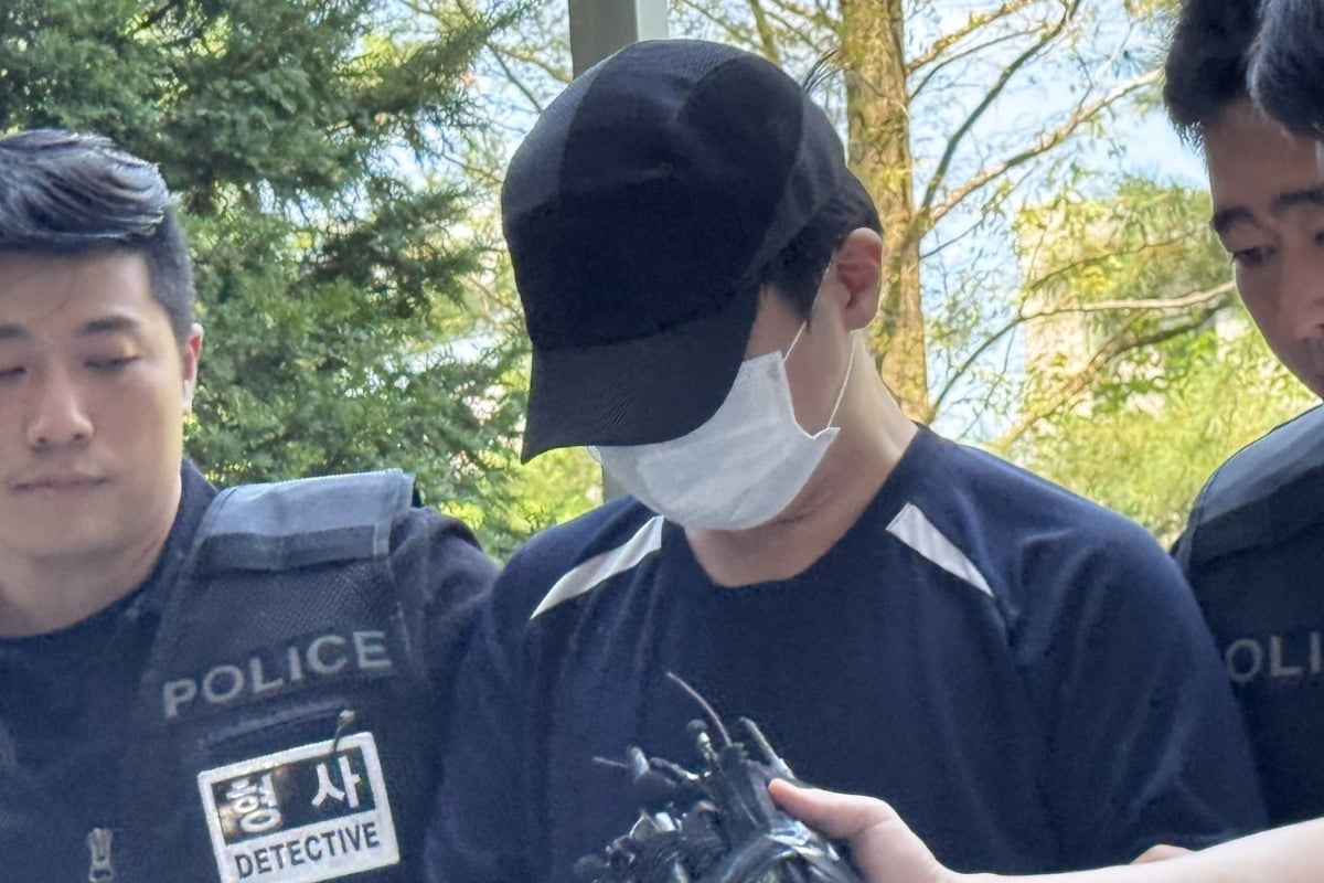 변사 현장에서 20돈 금목걸이 절도 혐의를 받는 검시관 A 씨(30대·남성)가 24일 오후 구속 전 피의자심문(영장실질심사)을 받기 위해 인천 미추홀구 인천지법에 들어서고 있다. 사진=뉴스1