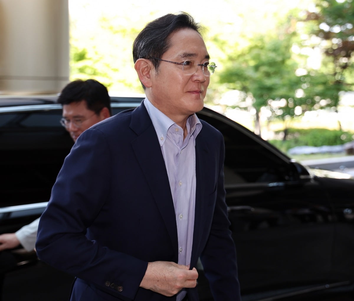 이재용 삼성전자 회장이 24일 오후 서울 강서구 김포비즈니스항공센터에서 한미 정상회담 경제사절단 동행을 위해 미국으로 출국하고 있다. 사진=뉴스1