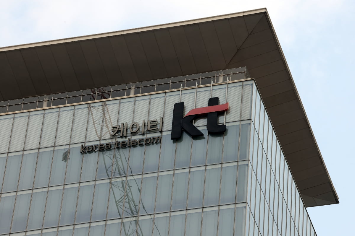 [속보] 김영섭 KT 대표 "소액결제 피해, 큰 불안과 심려 끼쳐 사과"