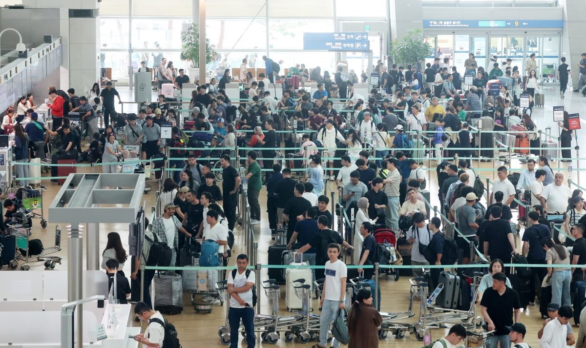 인천국제공항 1터미널 출국장이 해외여행을 떠나는 여행객들로 북적이고 있다. 사진=최혁 기자