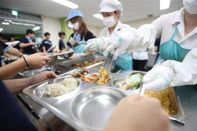 "밥이 넘어가냐" 욕설 뒤 식판 투척…교장 폭행한 학부모