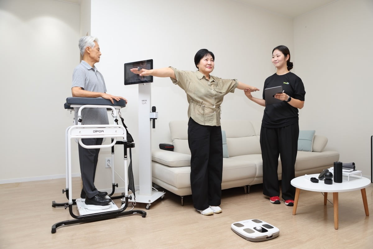 시니어참가자가 스마트홈 장비로 맞춤형 코칭을 받는 모습. 가천대 제공