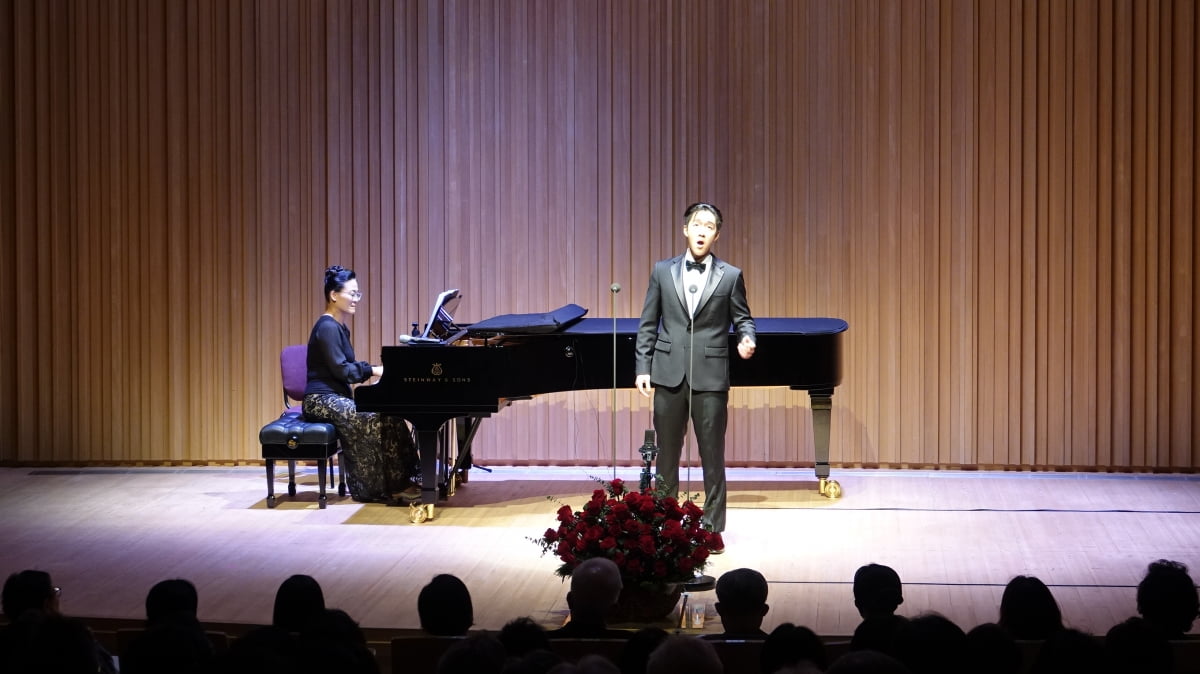 테너 로이 김(Roy Kim)이 지난 주말 서울 혜화동 JCC아트센터에서 열린 ‘장진호 전투 영웅을 기리는 자선 음악회’에서 열창하고 있다. JCC아트센터 제공