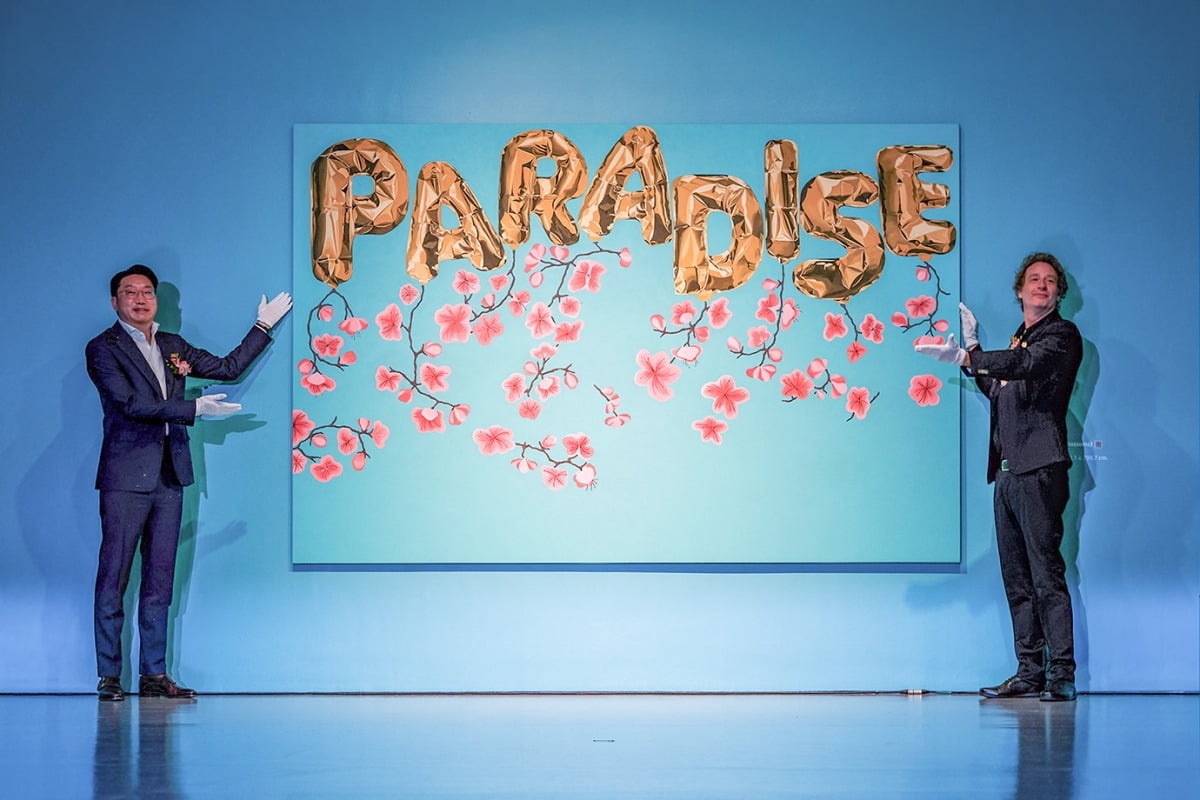 1일 조엘 메슬러가 자신의 신작인 Paradise with Blossoms를 최종환 파라다이스시티 대표이사(왼쪽)와 함께 공개했다. ⓒ파라다이스시티