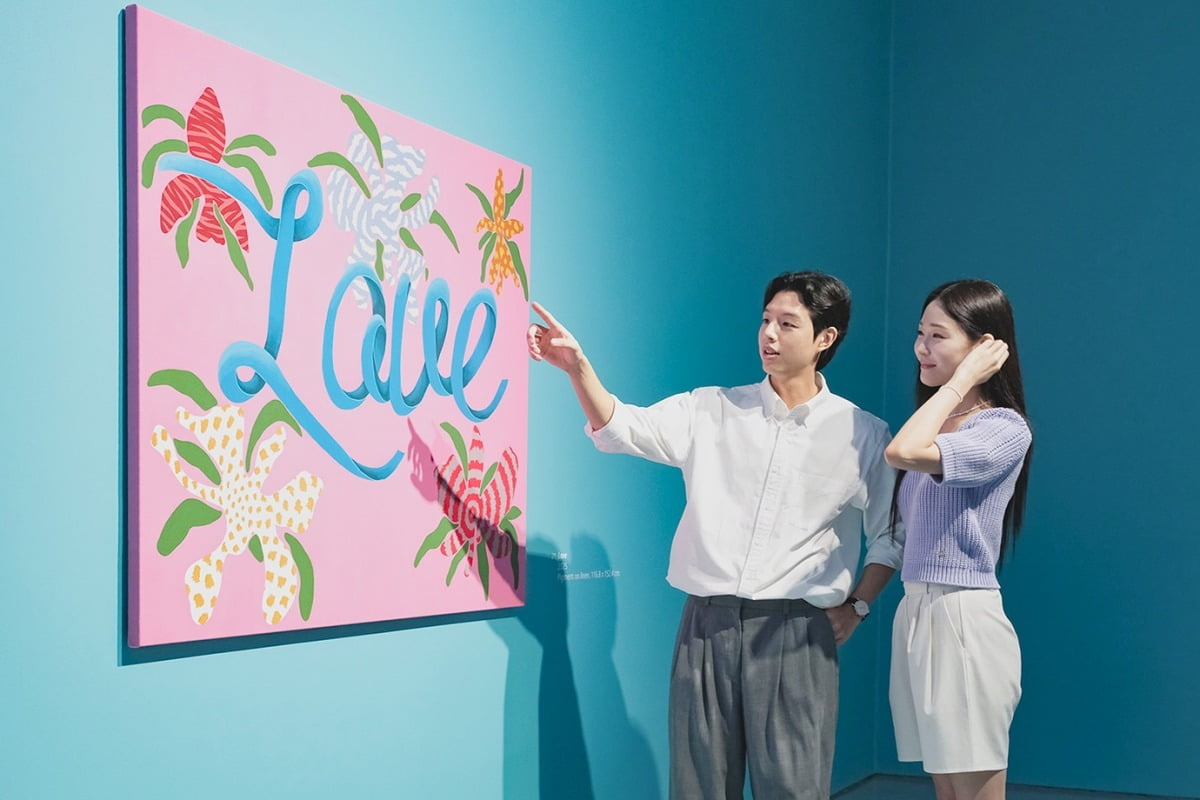 조엘 메슬러의 작품을 관람객이 감상하고 있다. ⓒ파라다이스시티
