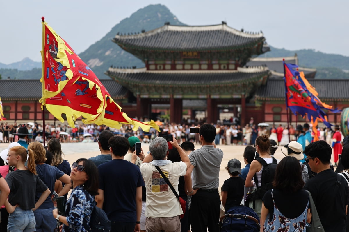 서울 종로구 경복궁이 수문장 교대의식을 구경하는 내외국인 관광객으로 붐비고 있다. 사진=연합뉴스