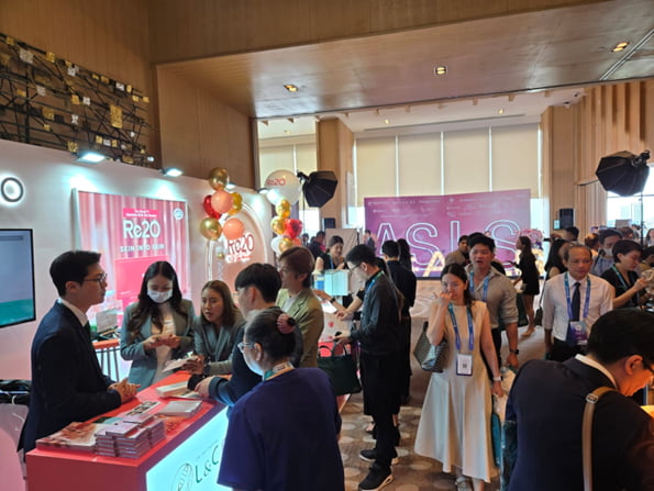엘앤씨바이오는 태국 방콕에서 열린 ‘ASLS BANGKOK 2025 국제미용학술대회’)에 참가해 부스를 열고 신제품 세포외기질(ECM) 기반 스킨부스터 ‘리투오(Re2O)’를 선보였다. 엘앤씨바이오 제공