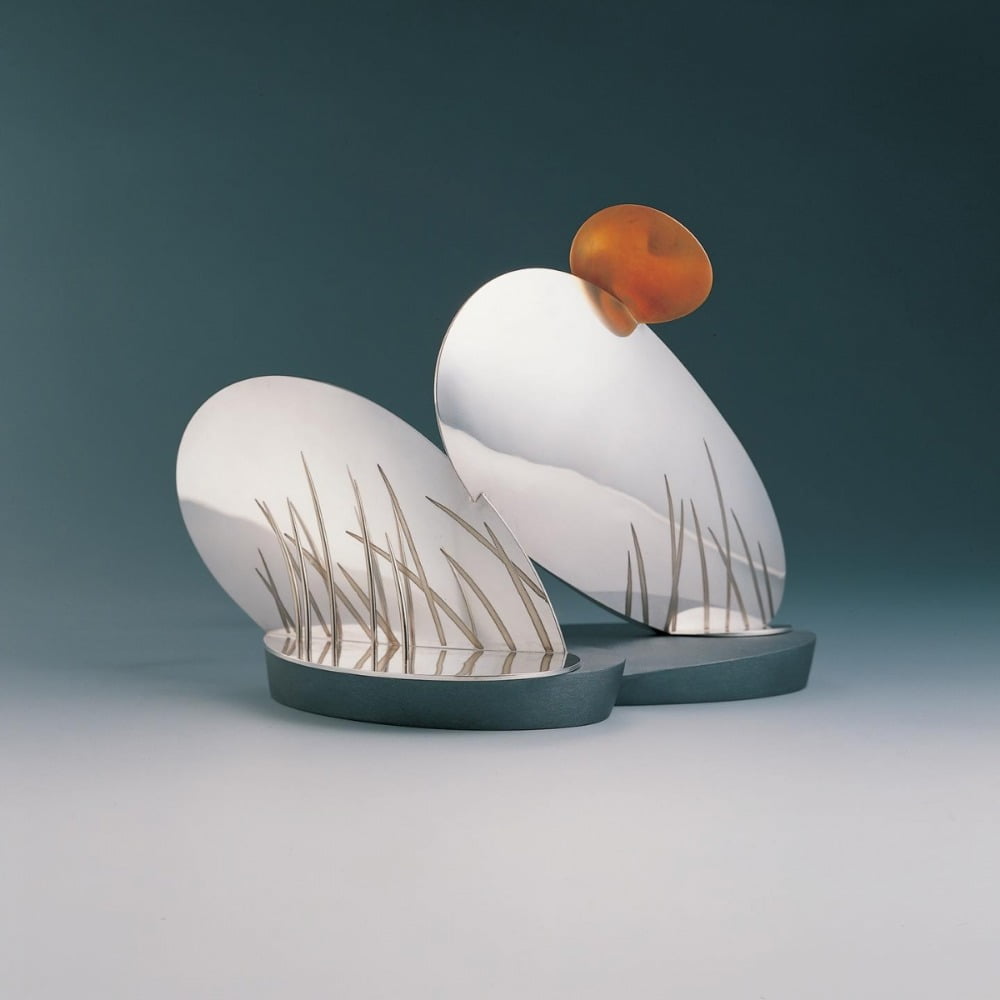 유리지 <바람부는 저녁>(1984), 은(92.5), 금부, 백동, 23×15×16.5cm / 사진. ©서울공예박물관, 유족 기증(2024)
