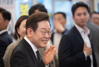 李대통령 부부, 보육원생들과 영화관람…일일이 셀카 촬영도