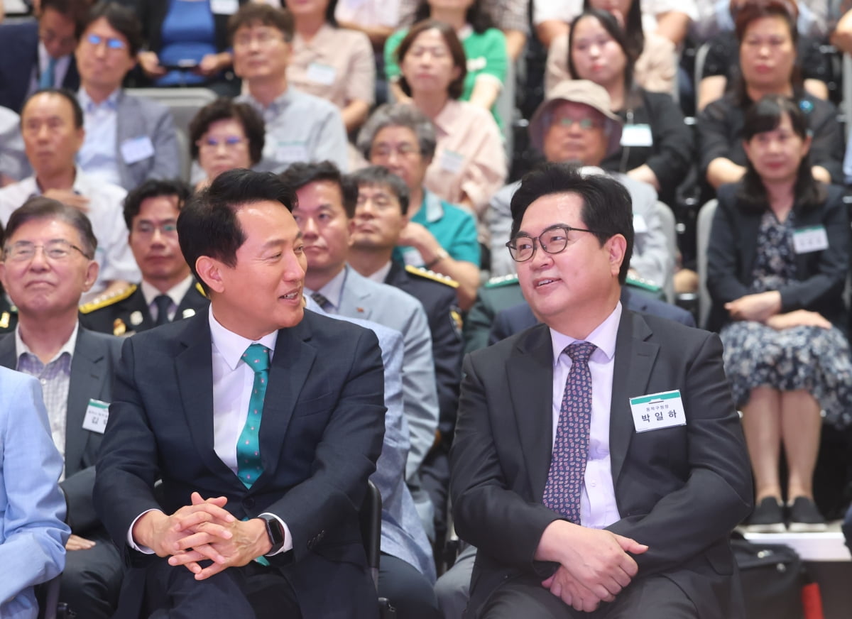 박일하 동작구청장이 지난 5일 구청 신청사 개청식에서 오세훈 시장과 대화를 나누고 있다. 동작구 제공