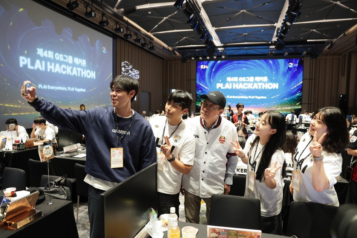 허태수 GS그룹 회장이 8일 웨스틴 서울 파르나스에서 열린 '제 4회 GS그룹 해커톤에서 참가직원들과 사진을 찍고있다. GS 제공