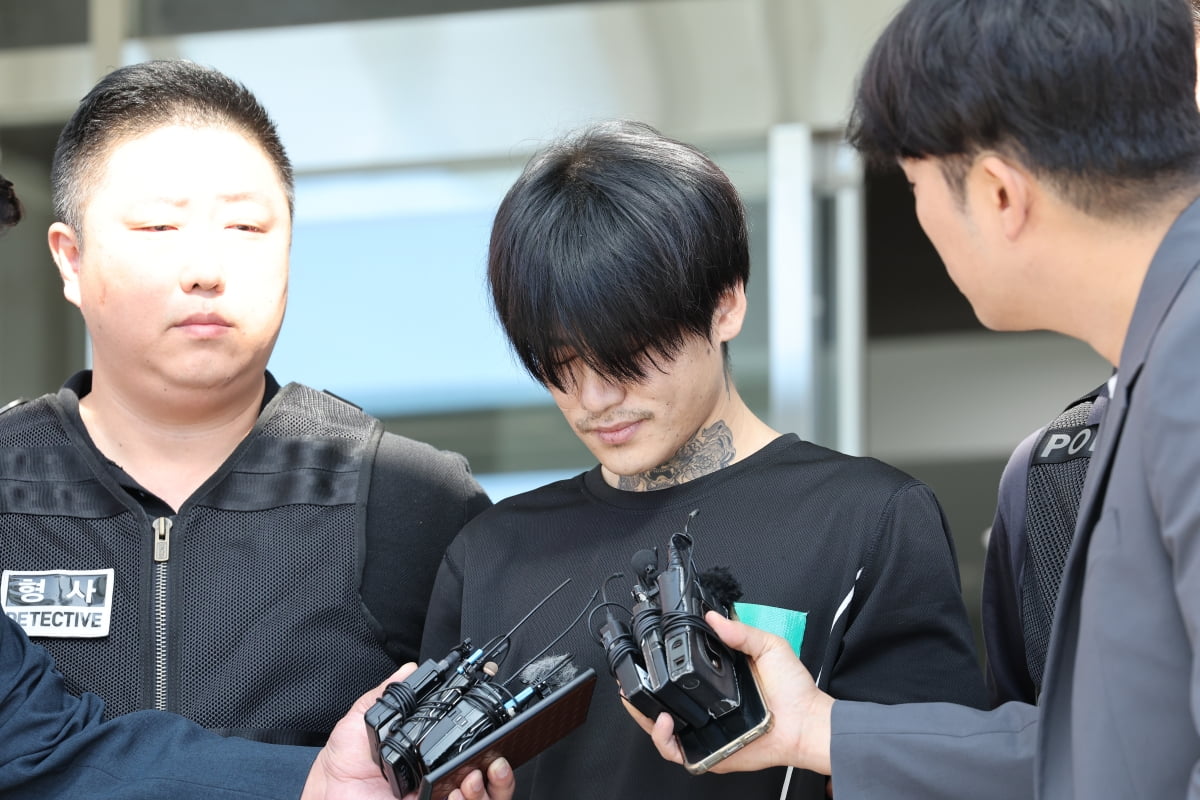 법원 외경과 피고인 호송차