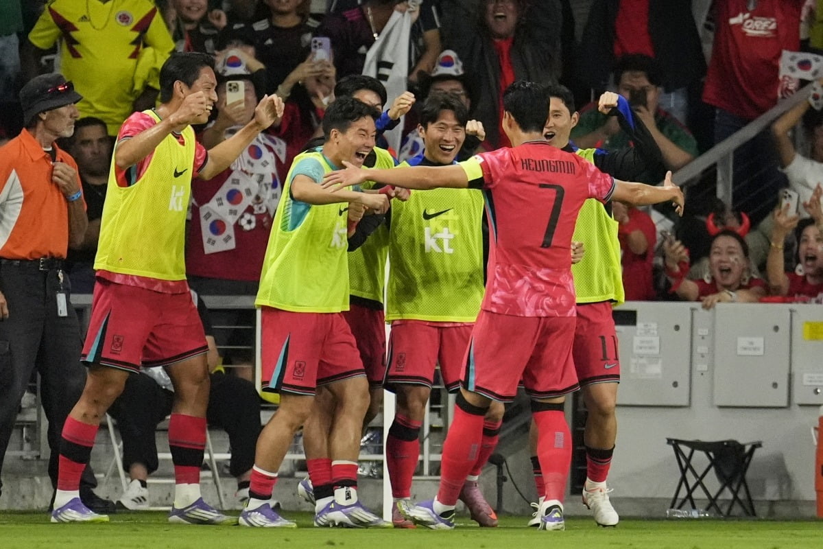 축구 국가대표팀 주장 손흥민이 10일 미국 테네시주 내슈빌의 지오디스파크에서 열린 멕시코와의 친선경기에서 후반 20분 1-1 균형을 맞추는 동점골을 터뜨린 뒤 동료들과 기뻐하고 있다. AP연합뉴스