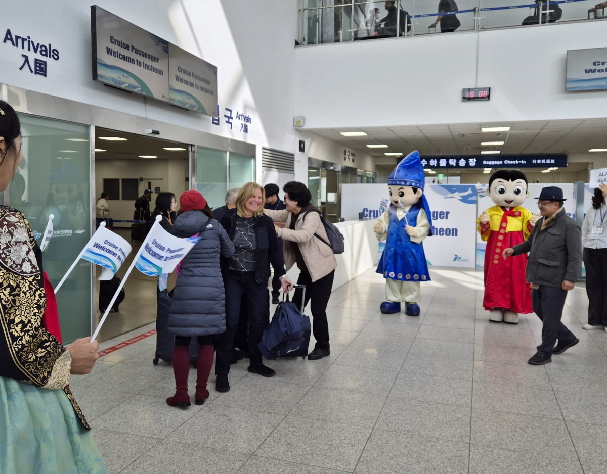 자료사진. 인천항 크루즈터미널에서 노르웨이쟌스피릿호 승객들을 환영하고 있다. 사진=인천항만공사