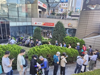 "이재명 대통령 우표 인기 뜨겁네"…새벽 5시부터 '오픈런' [현장+]