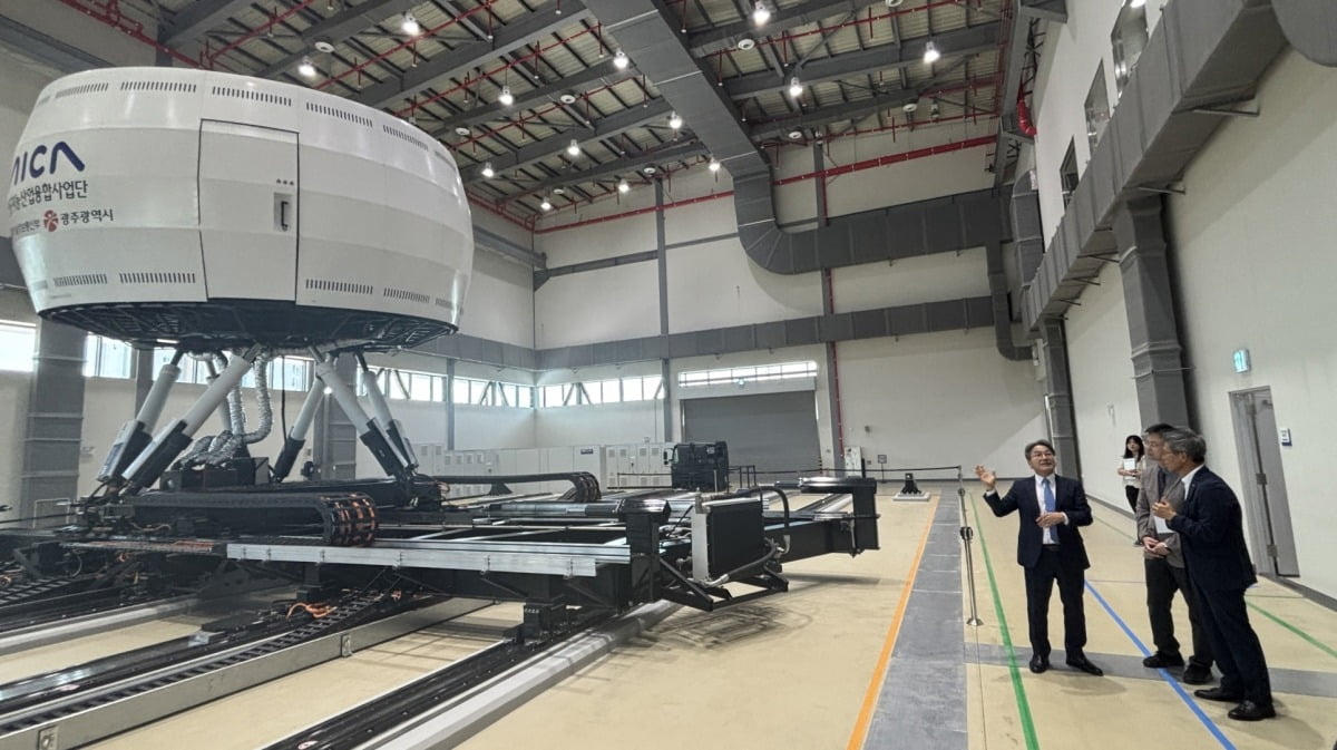 강기정 광주광역시장과 인공지능산업융합사업단 관계자들이 11일 광주 북구 AI 집적단지에서 드라이빙 시뮬레이터에 대해 설명하고 있다. 광주시 제공