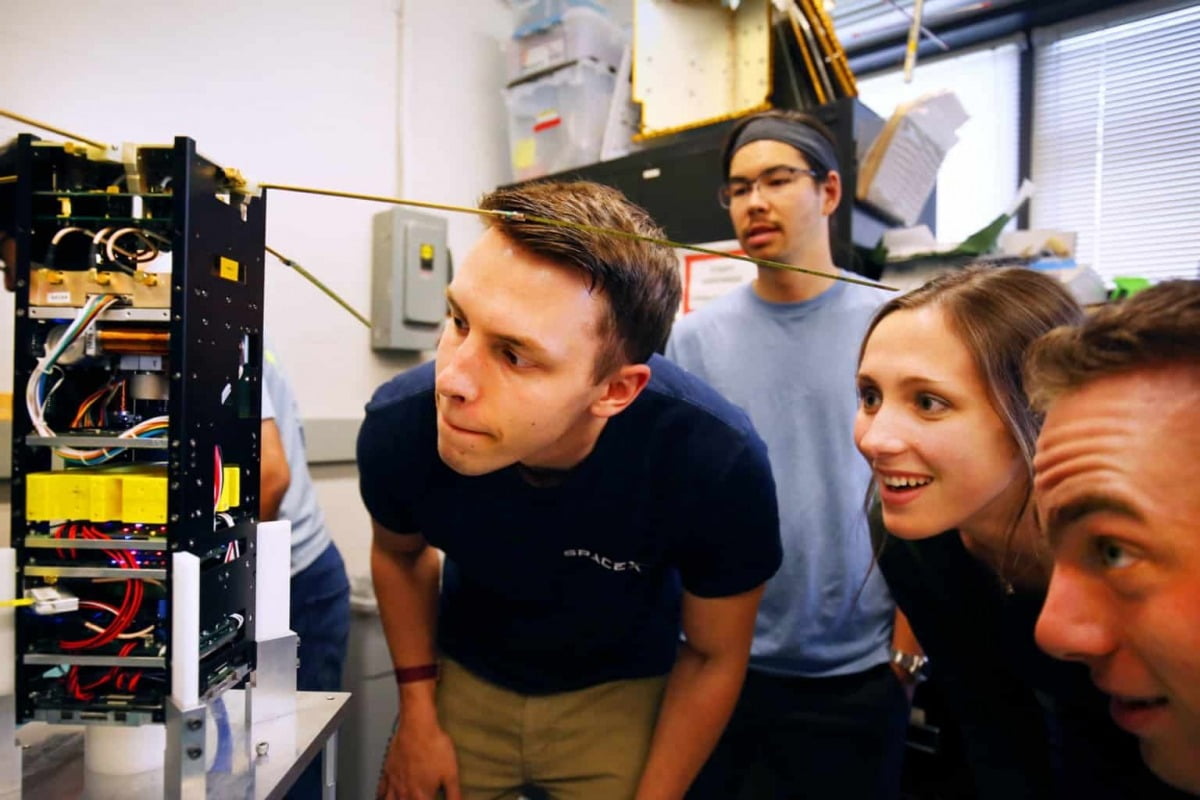 스페이스X 산학협력 프로그램에 참여한 미시간대 연구원들이 소형 위성 장비를 점검하고 있다. / 사진=미시간대