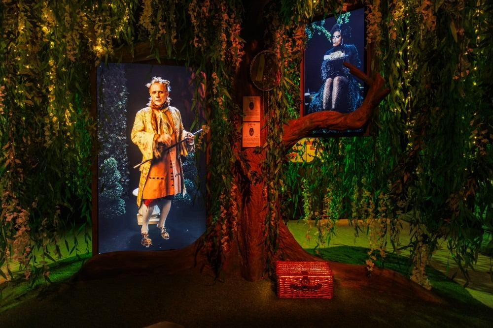 여우와 까마귀 / 사진. © Cité Immersive des Fables, David Morganti