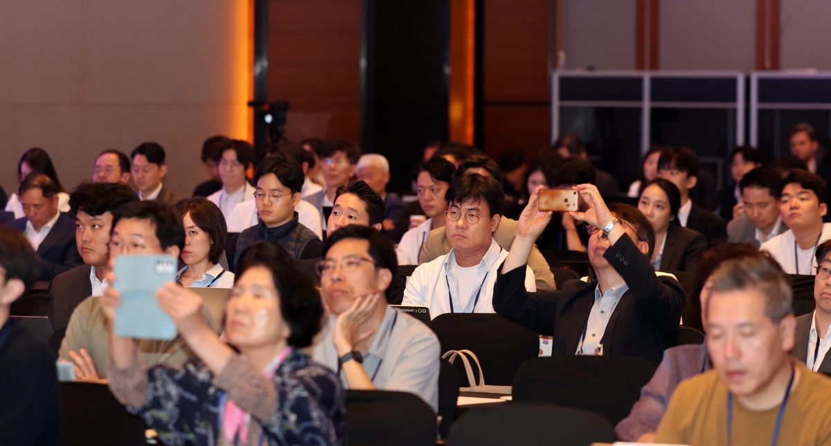 네이버 김상범 전무 "25년간 쌓아온 콘텐츠, AI 시대 '무기'될 것"[KIW 2025]