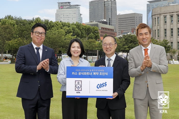 지난 12일 서울시청 앞 광장에서 열린 협약식. 왼쪽부터 정병욱 오비맥주 상무, 서혜연 오비맥주 부사장, 이용수·김병지 대한축구협회 부회장. 대한축구협회 제공