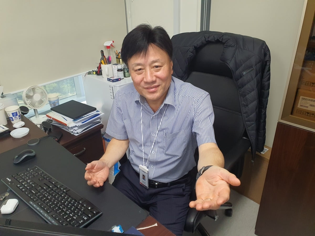 김영성 상무가 신제품 개발 계획을 설명 중이다. 수원=윤현주 기자