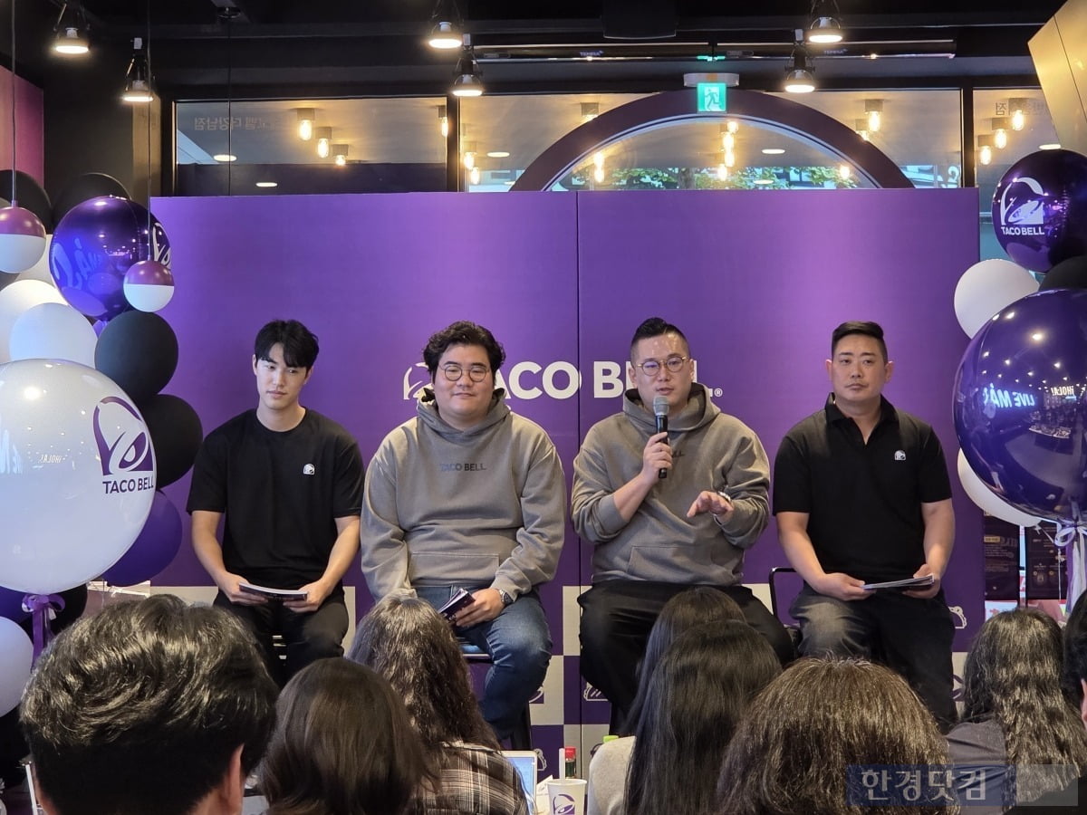 지난 15일 서울 강남구에서 진행된 '타코벨 더강남' 매장 오픈 기념 기자 간담회에서 신호상 KFC코리아 대표(왼쪽에서 세 번째)가 질문에 답하고 있다./사진=박수림 기자 