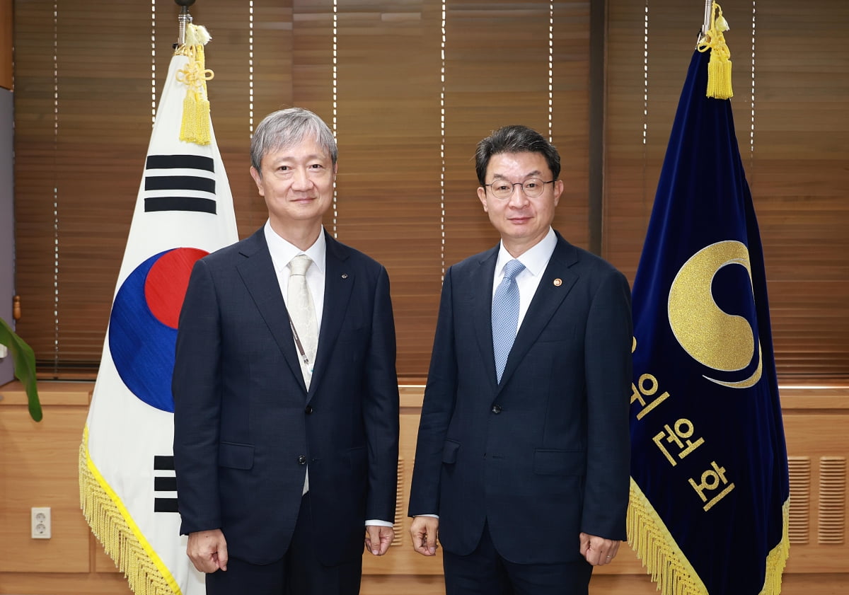 이억원 금융위원장(오른쪽)과 이찬진 금융감독원장이 16일 정부서울청사에서 첫 회동을 가졌다. /사진=금융위원회