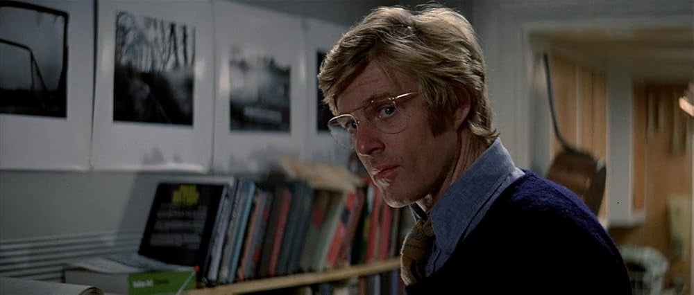 영화 <코드 네임 콘돌> 스틸컷. 좌측 상단에 을씨년스러운 사진들이 걸려있다. / 사진출처. IMDb