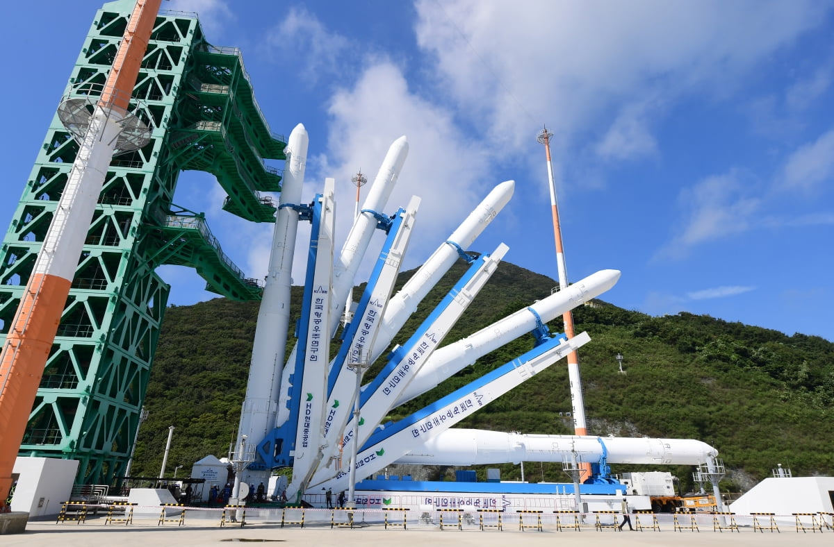 16일 누리호가 발사전 최종점검(WDR)을 위해 발사대에 기립하고 있다. 한국항공우주연구원 제공