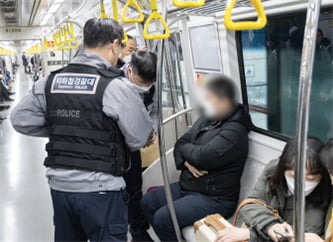 서울경찰청 지하철경찰대가 불법촬영 피의자를 현행범 체포하는 모습./사진=서울경찰청 제공