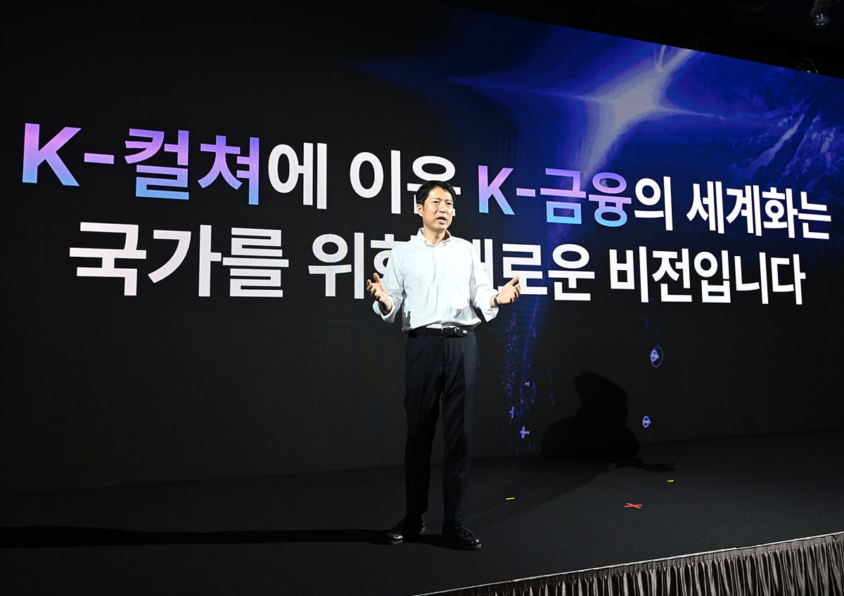 김석환 위메이드 부사장이 18일 서울 중구 앰배서더 풀만 호텔에서 '프로젝트 스테이블 원' 행사를 열고 위메이드의 원화 스테이블코인 사업 계획에 대해 설명하고 있다. 사진=위메이드 