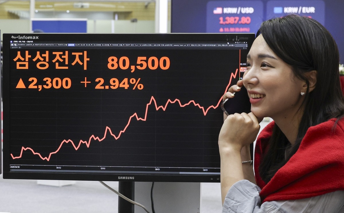 삼성전자 1.8조 쓸어담은 외국인…원화가치도 방어한다 