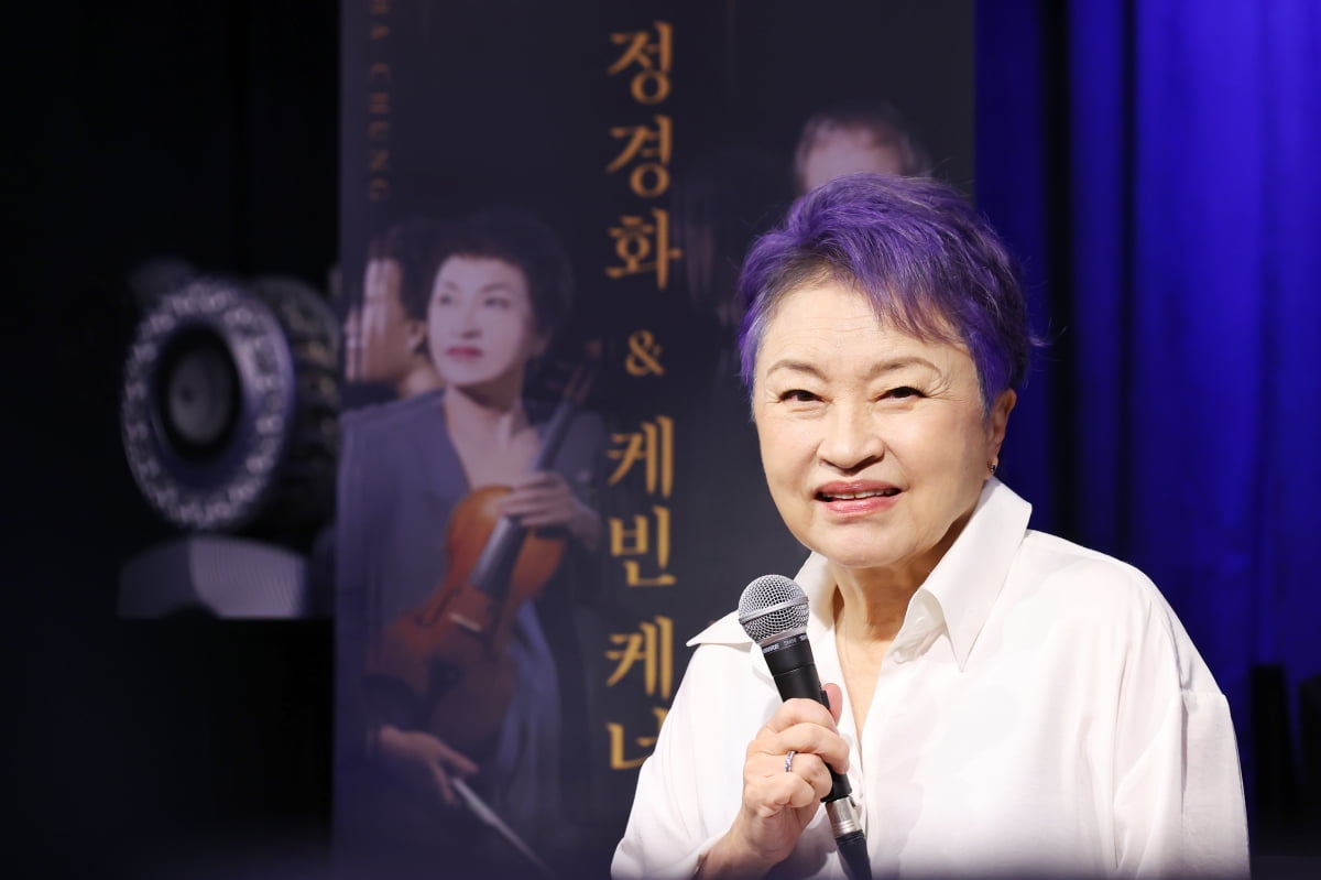서울 종로구 크레디아클래식클럽에서 열린 기자간담회에서 바이올리니스트 정경화가 질문에 답하고 있다. / 사진출처. 연합뉴스.