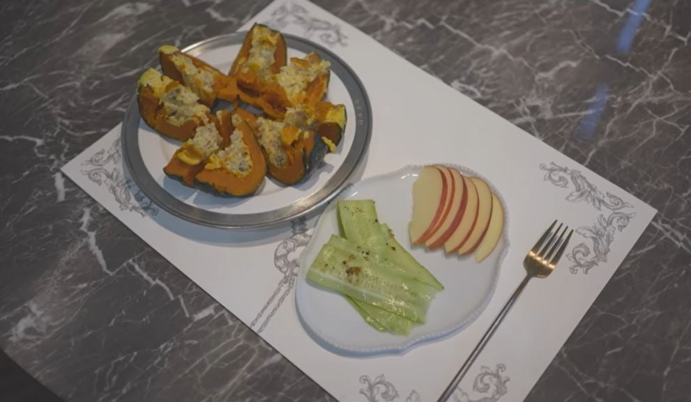 배우 오연수가 다이어트 식단으로 공개한 단호박찜과 오이샐러드. /사진=배우 오연수 유튜브 채널 영상 캡처 