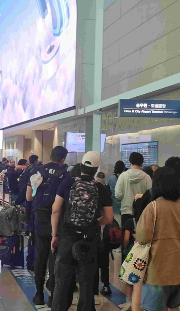 인천공항 제2여객터미널의 출국장 모습. 평일 수준의 대기줄로 파업의 영향은 없었다. 강준완 기자